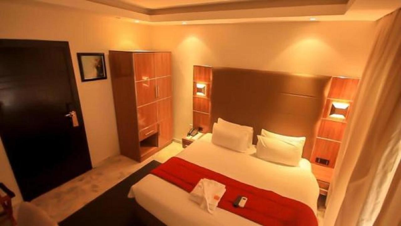 Glee Hotel Aliayabiagba Exterior photo